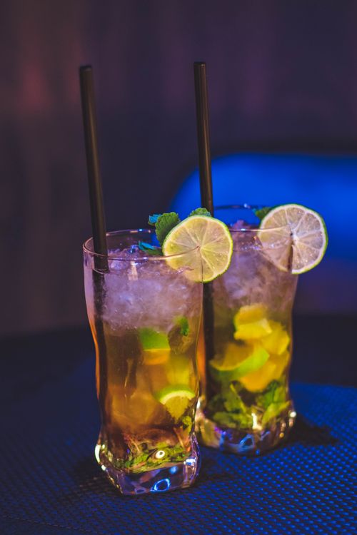 Free Close-up of refreshing iced citrus cocktails with lime slices and mint, perfect for summer refreshment. Stock Photo