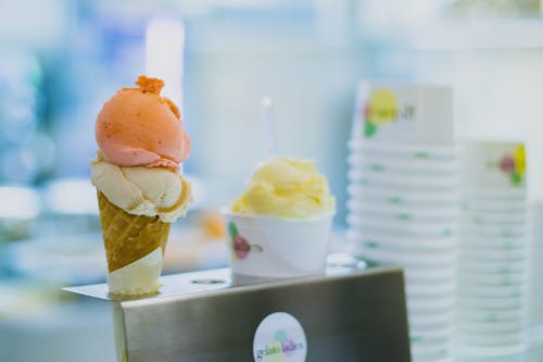 Gelato Sul Cono Con Foto Di Supporto Metallico Grigio