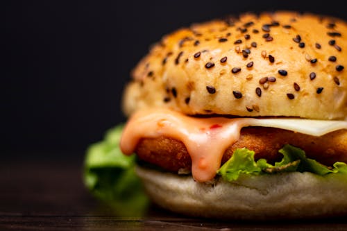 Fotobanka s bezplatnými fotkami na tému burger, čierne pozadie, fast food