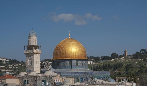 Free Iconic view of the Dome of the Rock against Jerusalem's historic landscape, showcasing architectural splendor. Stock Photo