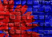 砖墙上富有质感的红蓝涂鸦艺术充满活力，营造出引人注目的视觉冲击力