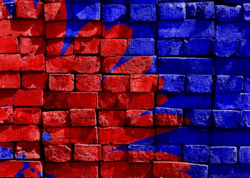 砖墙上富有质感的红蓝涂鸦艺术充满活力，营造出引人注目的视觉冲击力