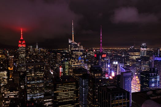 纽约市夜间令人惊叹的鸟瞰图展现了标志性的摩天大楼照明天际线