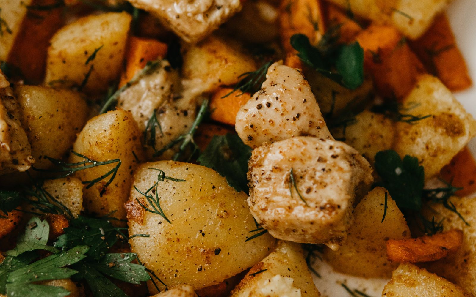 Foto de Frango assado com batatas, cenoura e cebola