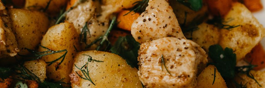 Foto de Frango assado com batatas, cenoura e cebola