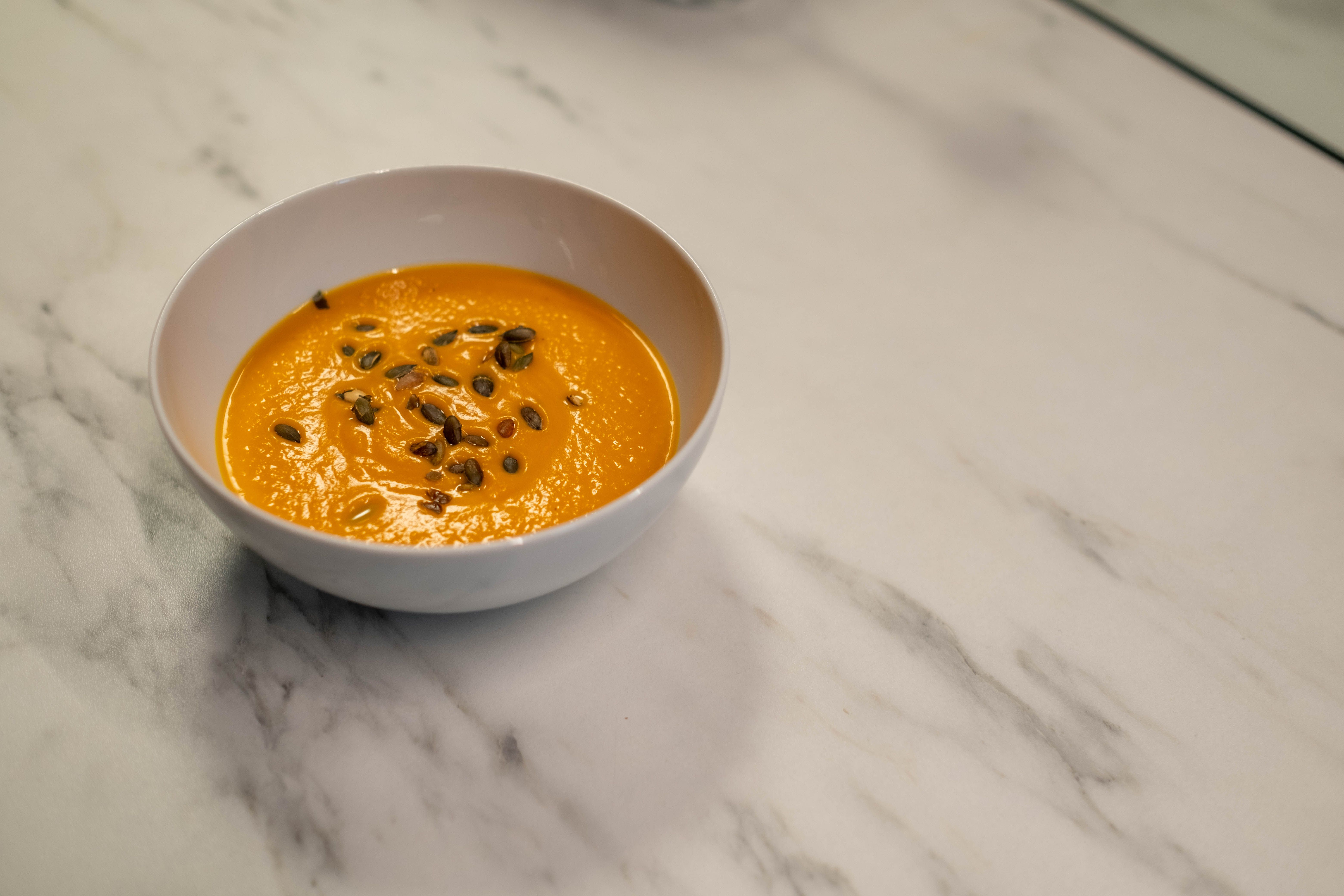 vibrant creamy pumpkin soup - receitas de sopa