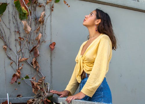 Mulher Em Blusa Amarela De Mangas Compridas