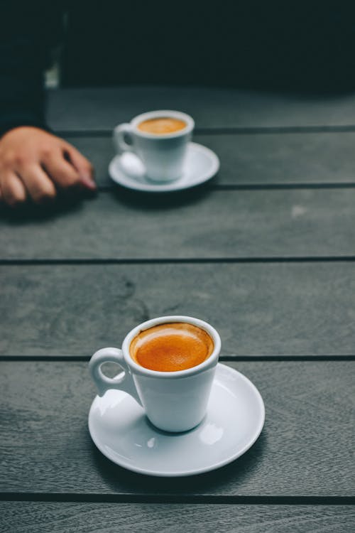 бесплатная Белая керамическая кофейная чашка и блюдце Стоковое фото