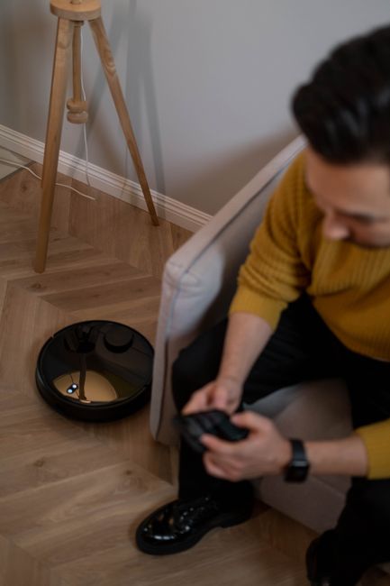智能体是什么?一个简单比喻带你理解感知决策动作循环 1 butler robot, smart speaker, vacuum cleaner robot, person interacting with AI assistant