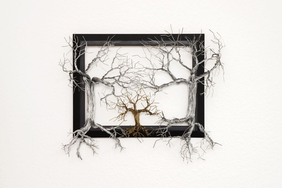 Minimalistische metalen wereldkaart op woonkamerwand. Minimalistische metalen wereldkaart op woonkamerwand.