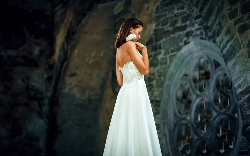 novia probándose vestido palabra de honor línea A