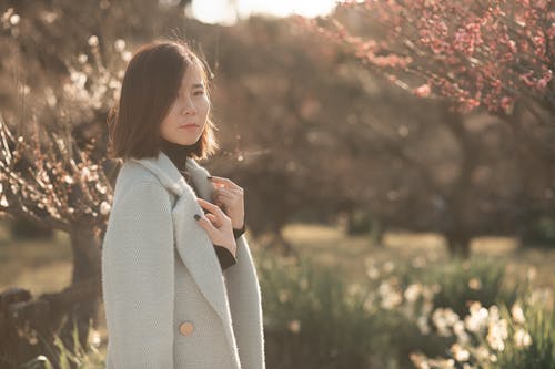 Asyalı kadın, ceket, güzel içeren Ücretsiz stok fotoğraf