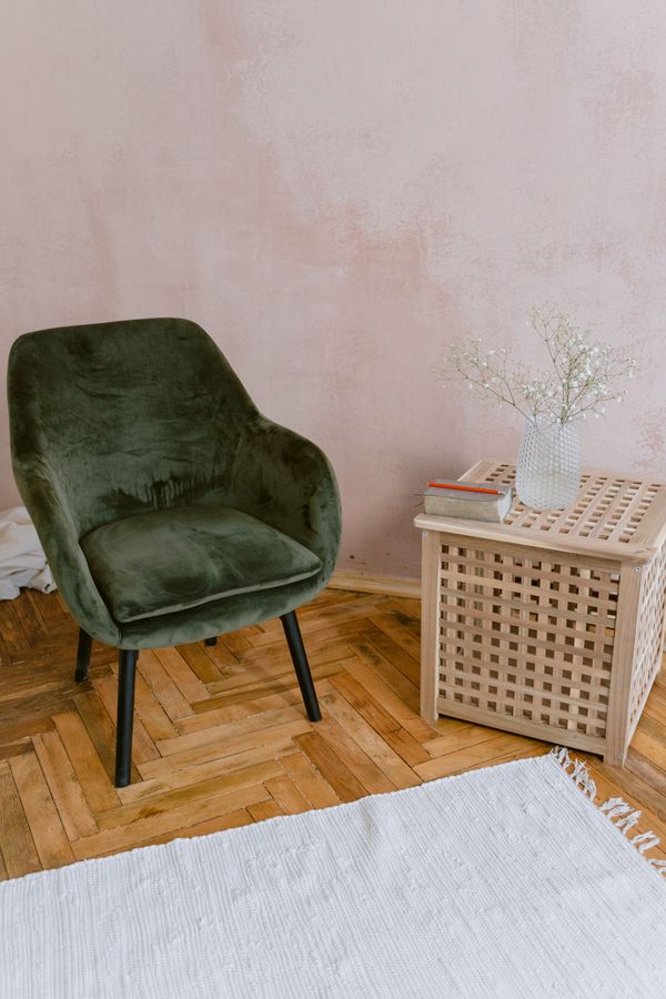 Minimalistyczne wnętrze z drewnianym stołem i podłogą
