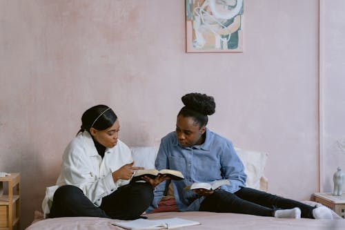 Photos gratuites de à l'intérieur, chambre, être assis