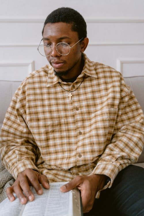 Foto profissional grátis de homem afro-americano, homem negro, leitura