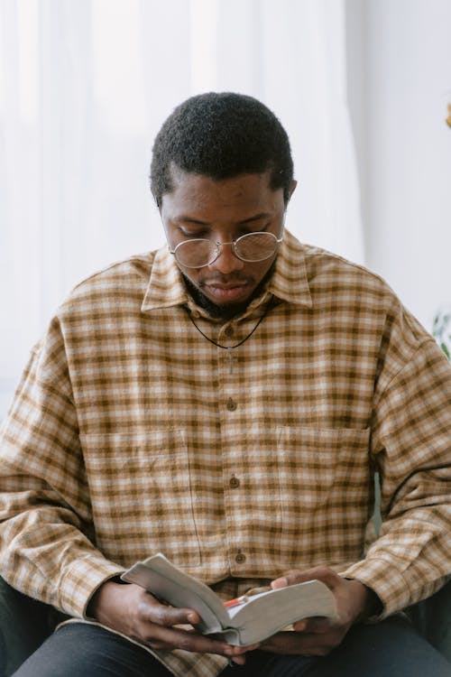 Foto profissional grátis de homem afro-americano, homem negro, leitura