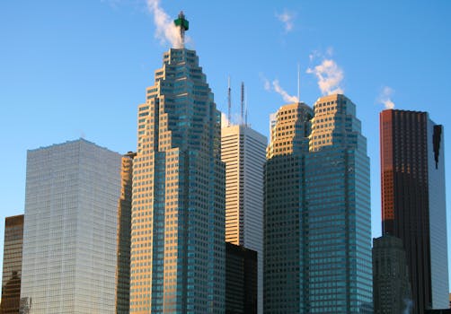 蔚蓝的天空下，多伦多的摩天大楼展现出壮丽的城市建筑景色