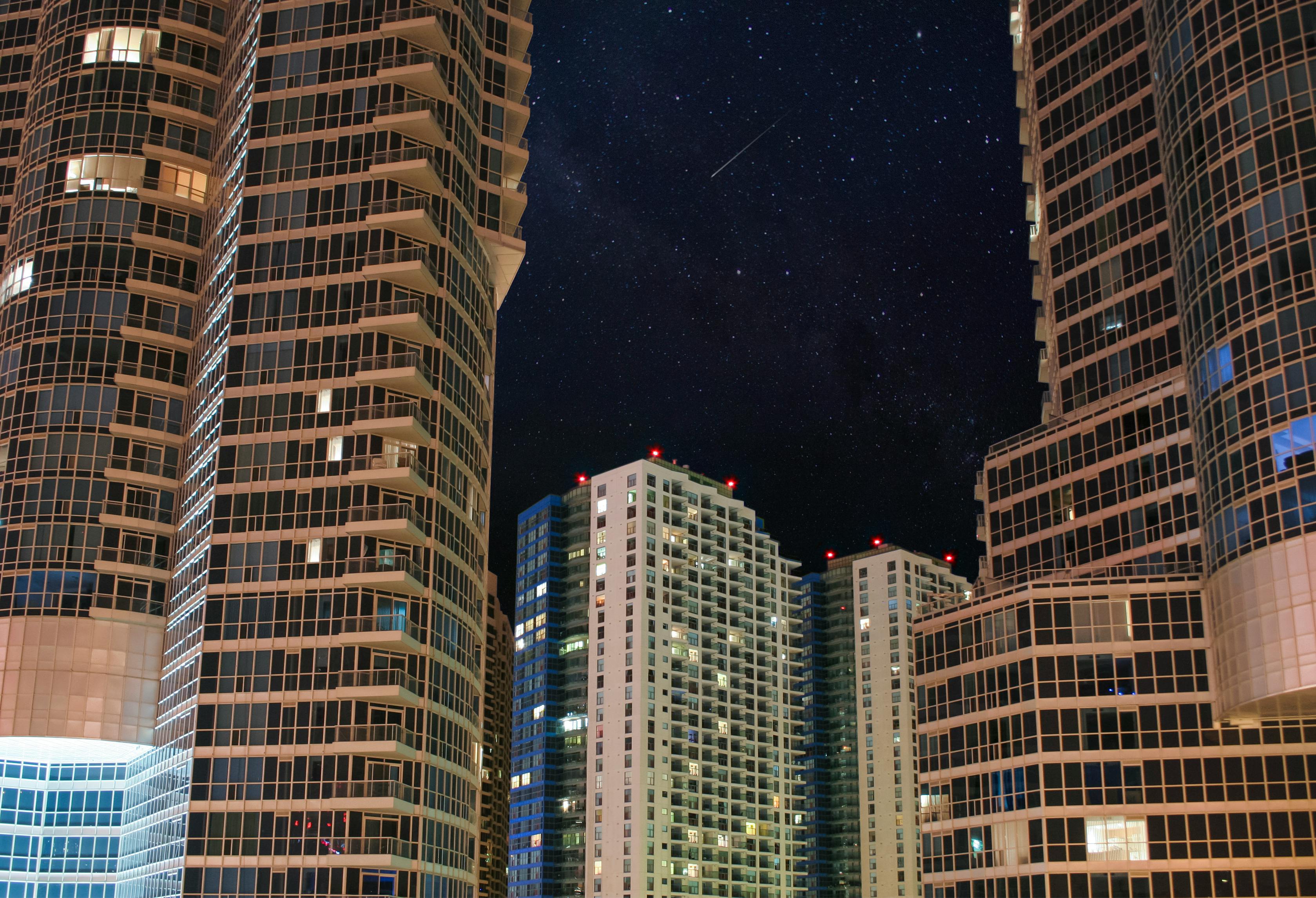 マンション 夜 夜空の無料の写真素材