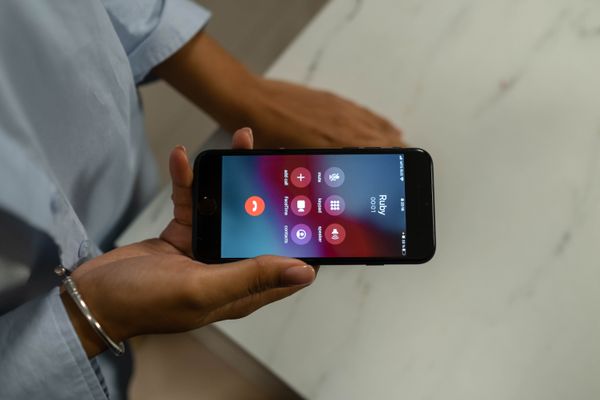 Llamada entrante sin contestar en la pantalla de un celular