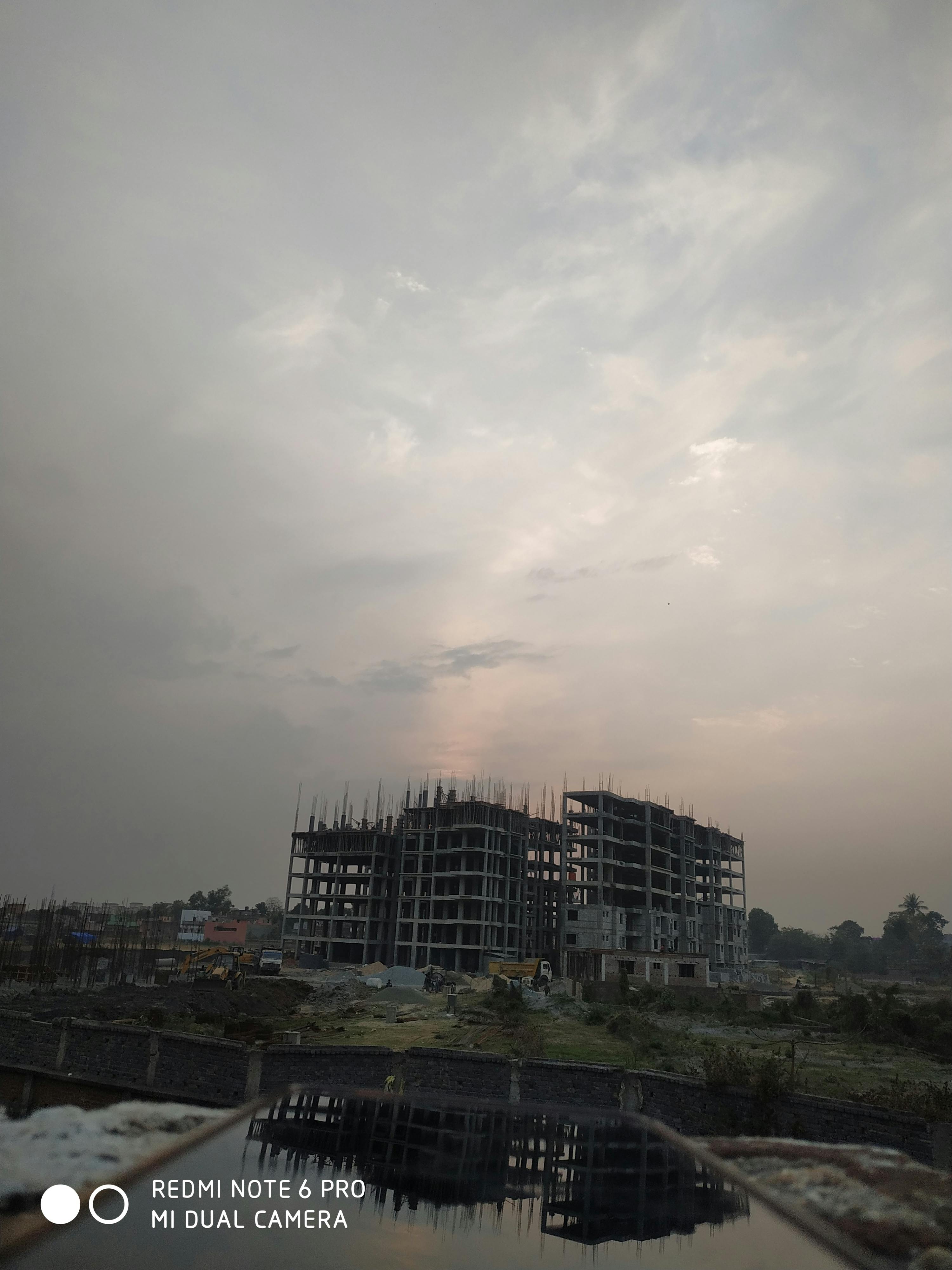 시간이 지남에 따라 성장하는 돈을 보여주는 그래프와 동전