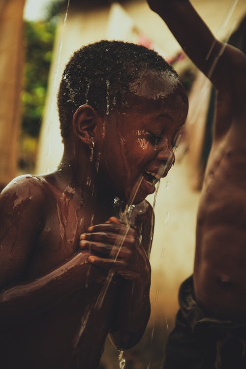 Kostnadsfria Kostnadsfri bild av afrikansk pojke, bad, bada Stock foto