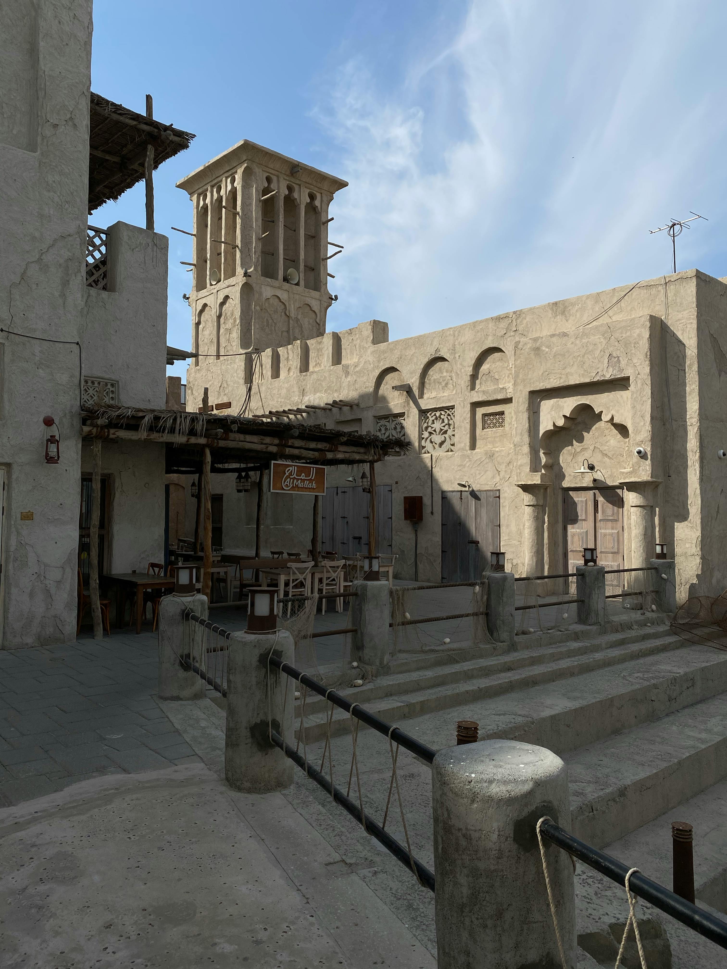 Famille réunionnaise devant leur maison équipée de panneaux solaires, illustrant le choix d'une aide financière solaire.