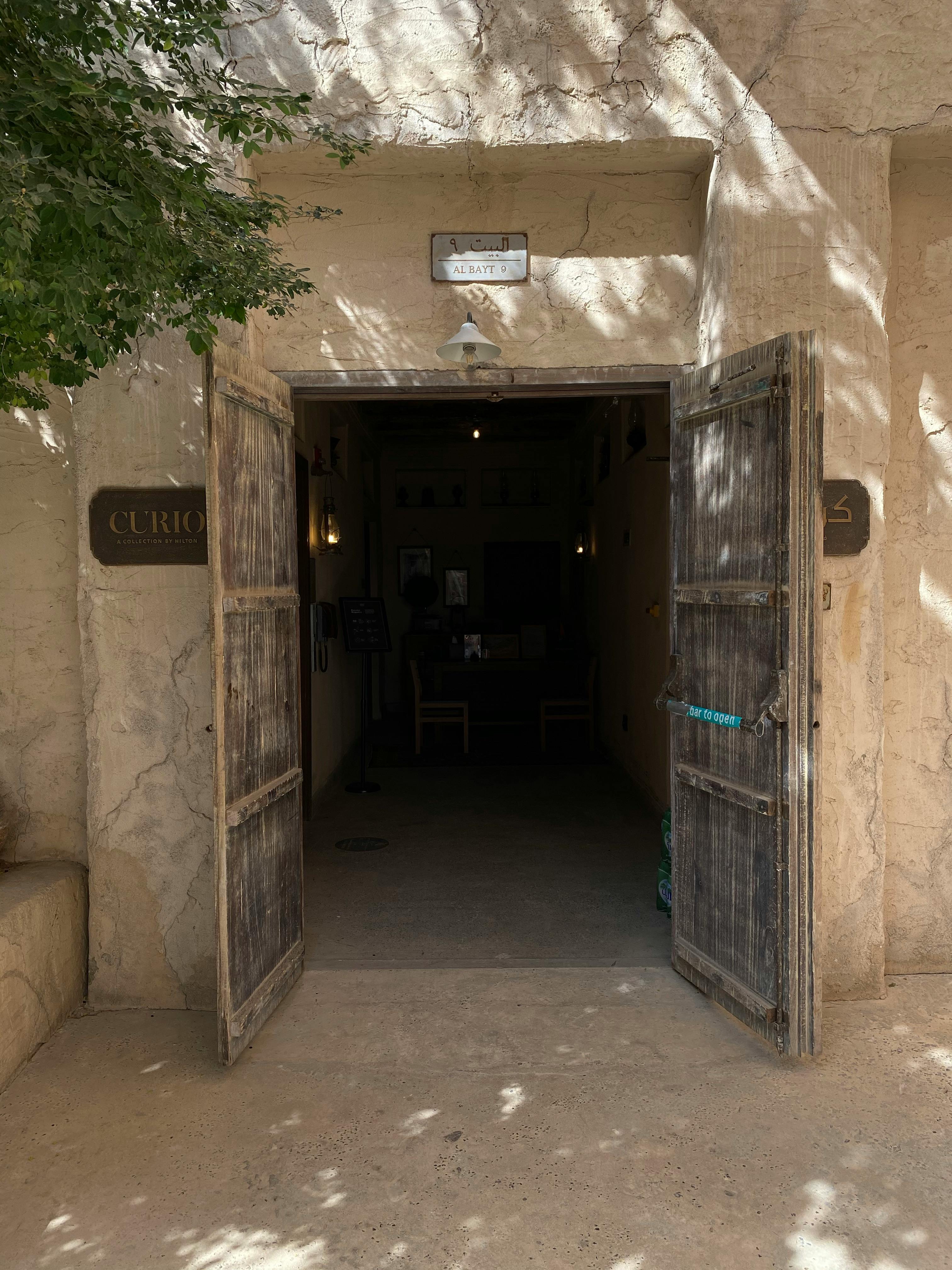 一个年轻人在笔记本电脑前查看投资图表，旁边有咖啡和植物，象征着轻松的长期投资