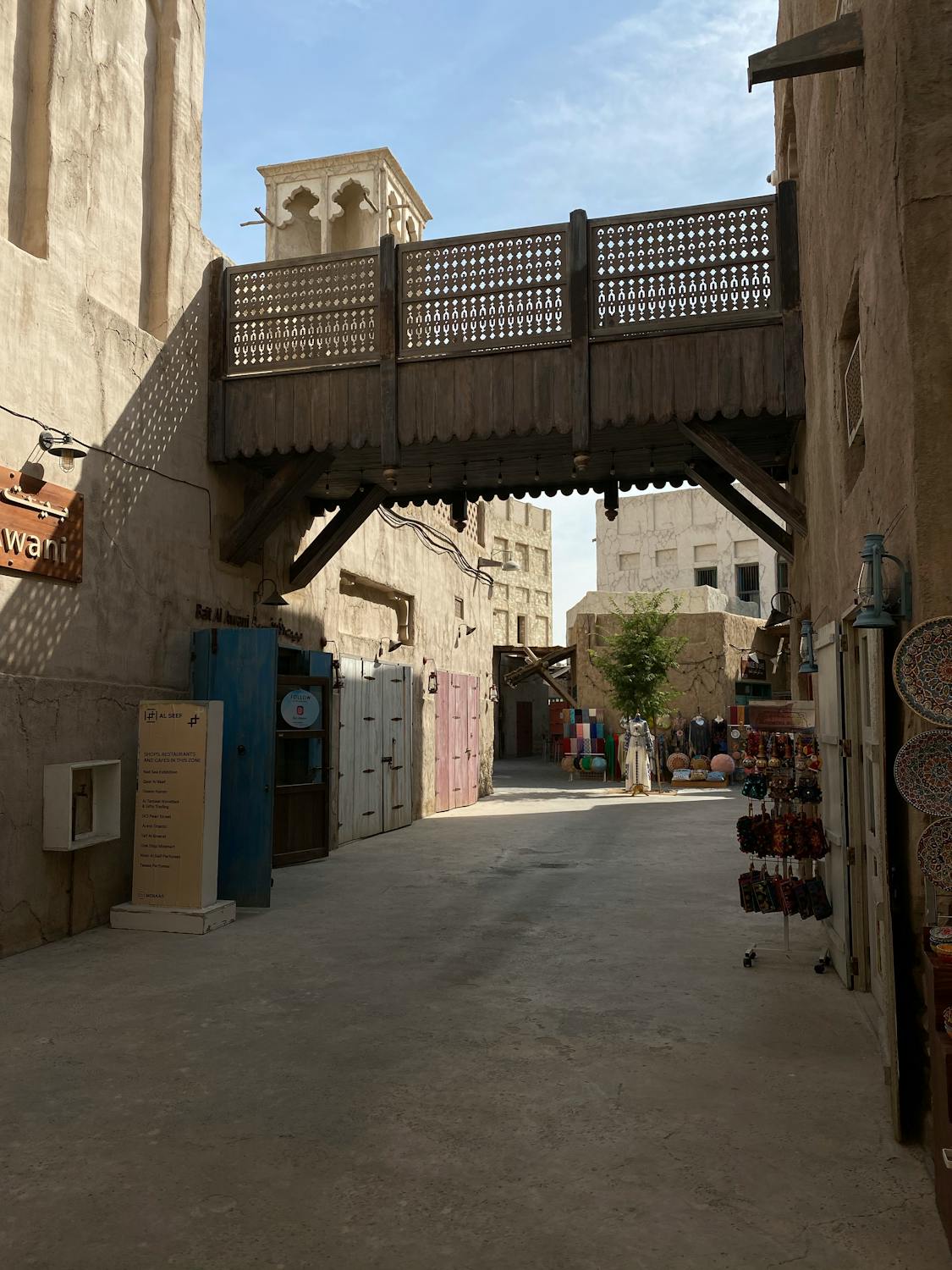 장기적인 재정 목표를 상징하는 저금통과 성장하는 식물