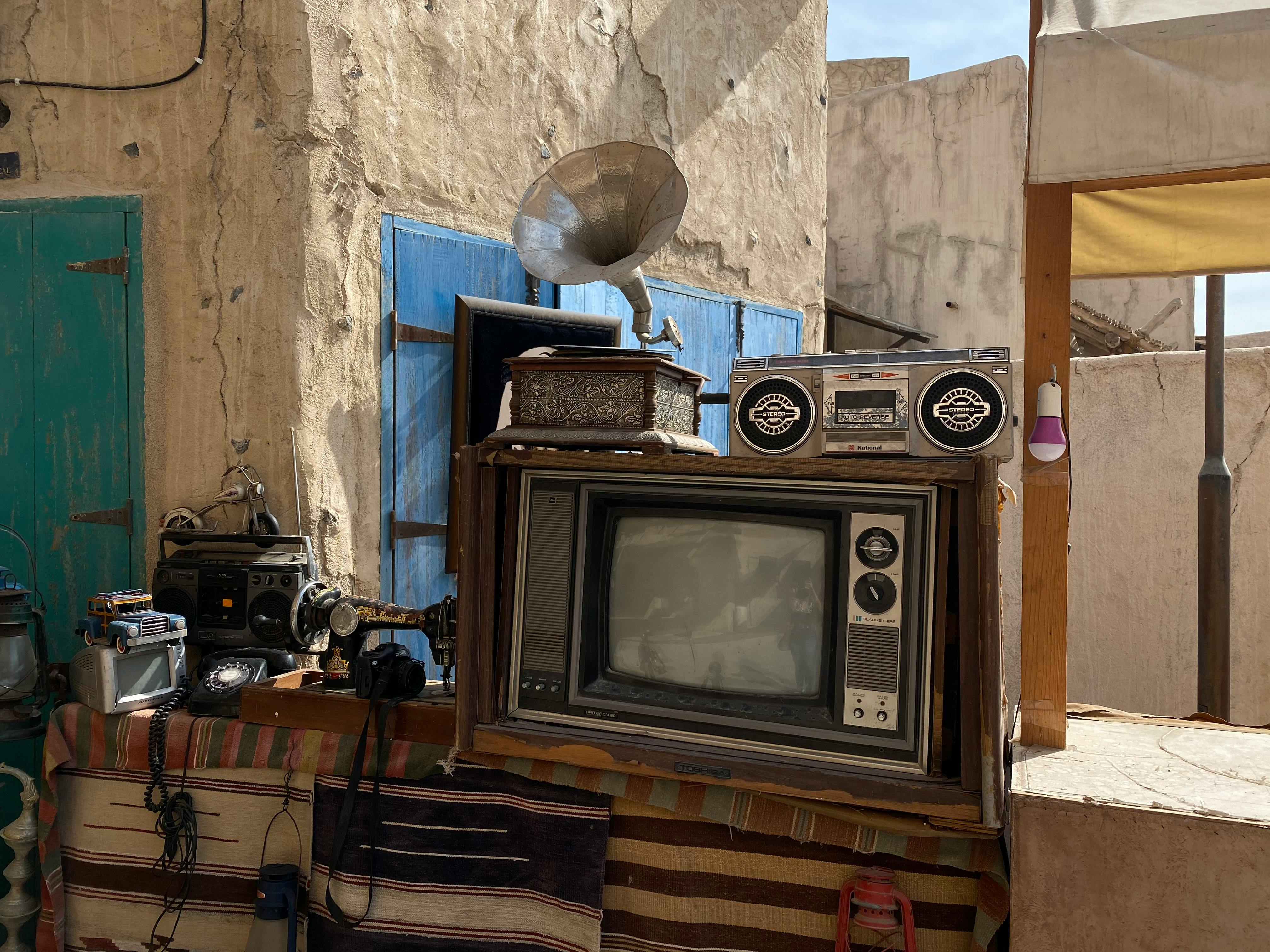 Personne écrivant dans un carnet avec une calculatrice et un stylo, symbolisant la budgétisation