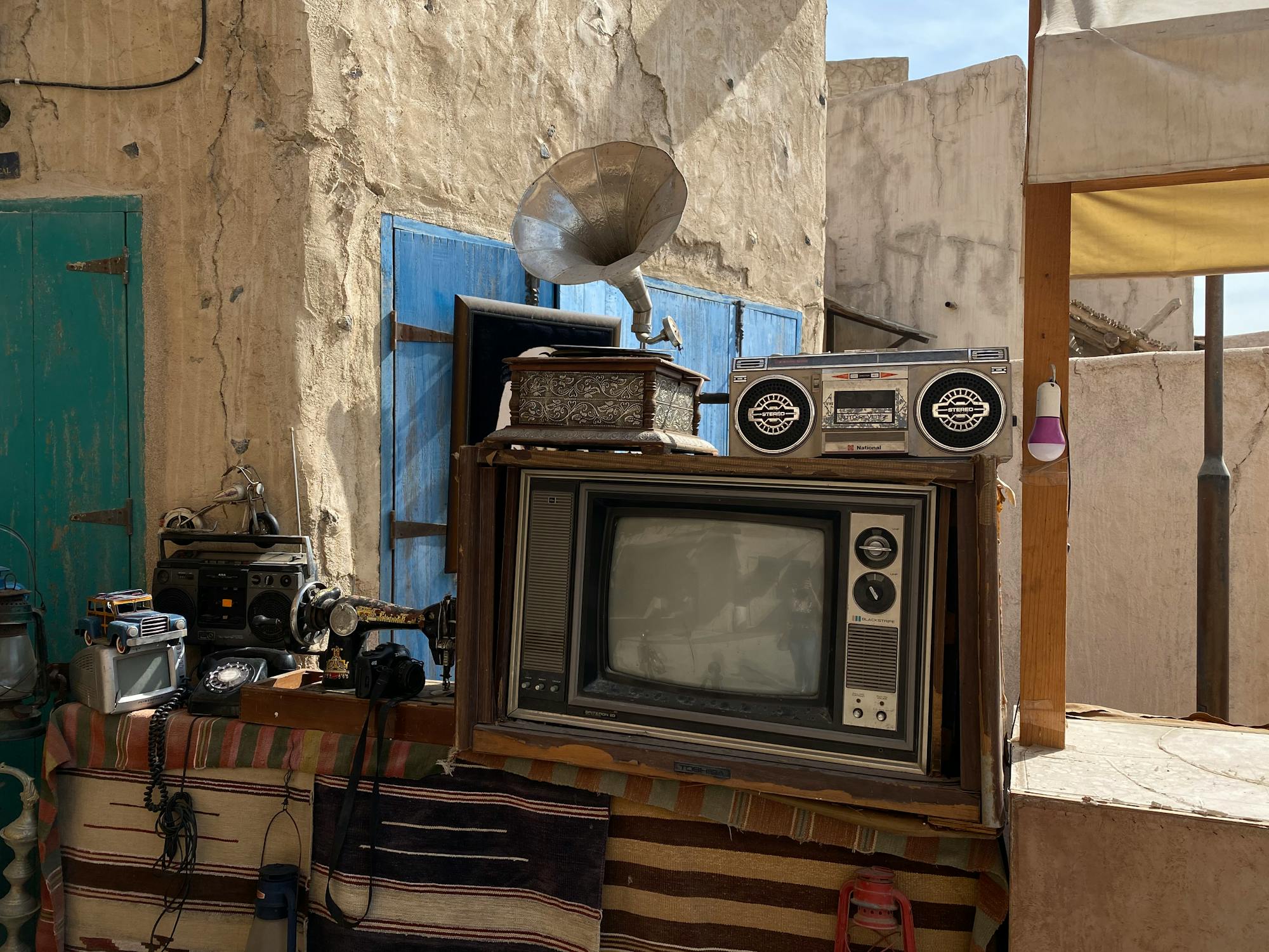 一個人將硬幣投入存錢罐,象徵著儲蓄金錢。