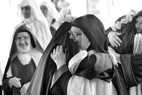 Free A heartfelt embrace between nuns at a religious celebration, capturing joy and camaraderie. Stock Photo