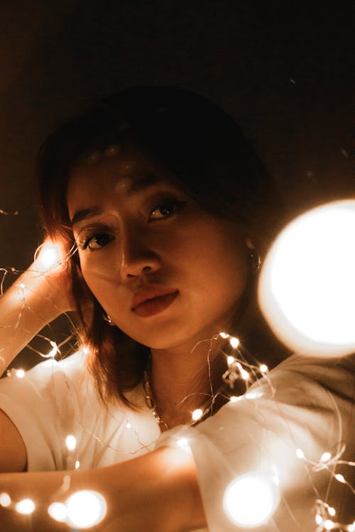 Asyalı kadın, dikey atış, ışık dizisi içeren Ücretsiz stok fotoğraf