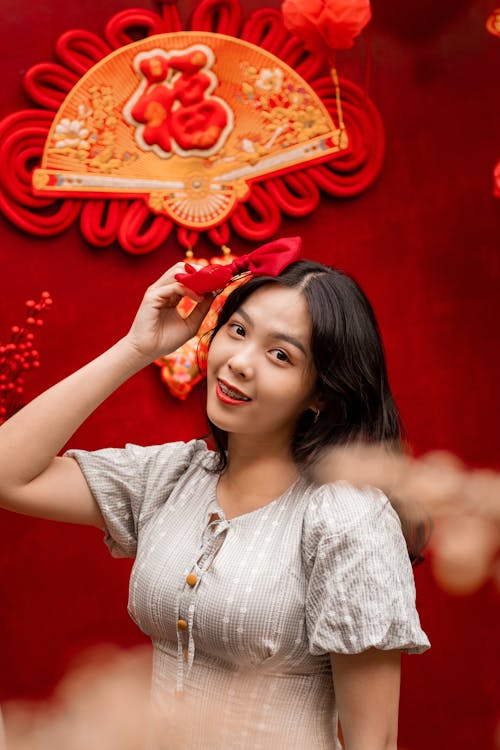 Fotobanka s bezplatnými fotkami na tému ázijské dievča, červená, dievča