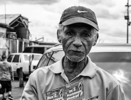 Fotografía En Escala De Grises De Hombre Vestido Con Polo Y Gorra Nike