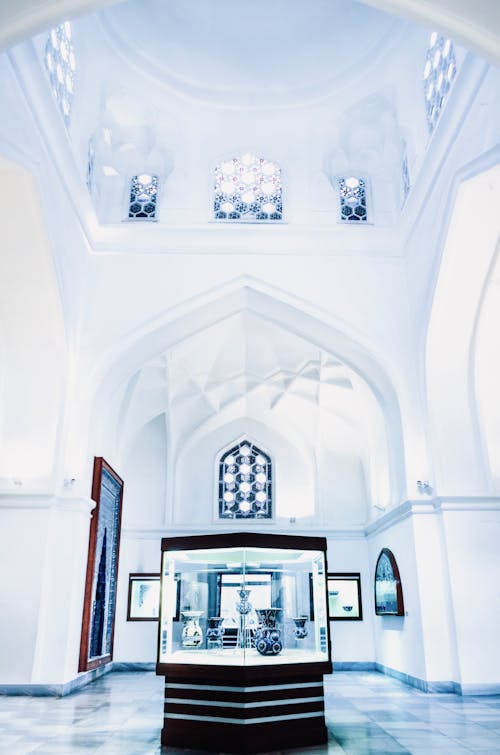 Free Museum interior with artwork exposition and oriental ornament Stock Photo