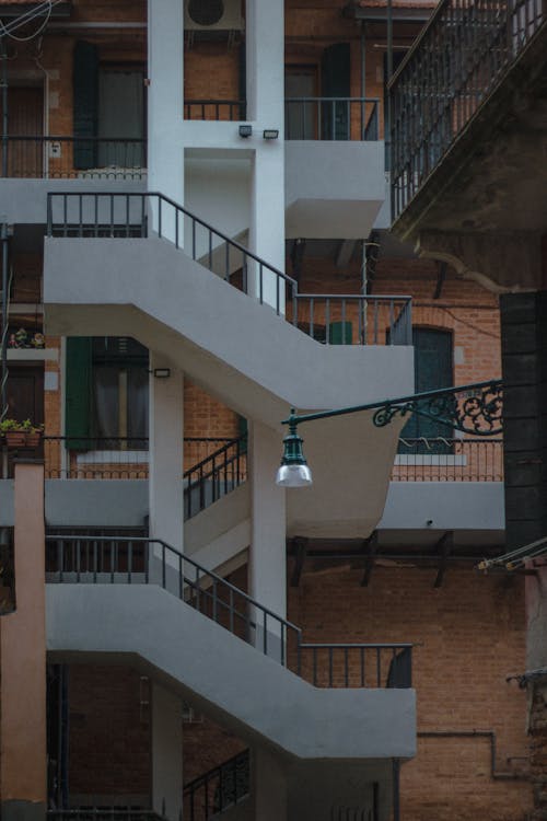 Bezpłatne Darmowe zdjęcie z galerii z apartament, budynek, metalowe balustrady Zdjęcie z galerii