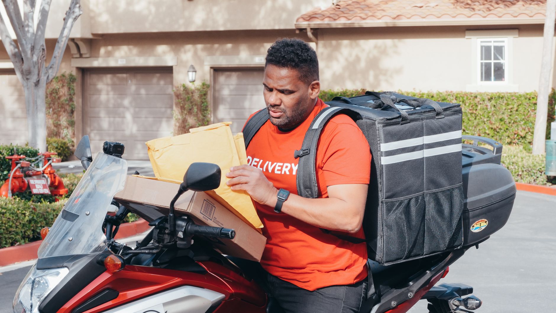 Livreur sur moto à Majunga