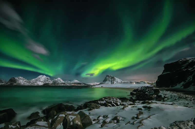 Aurora boreală verde deasupra unui lac, fotografie nocturnă