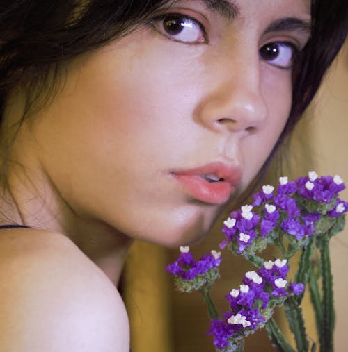 Free Close-up of a Woman Holding a Flower Stock Photo