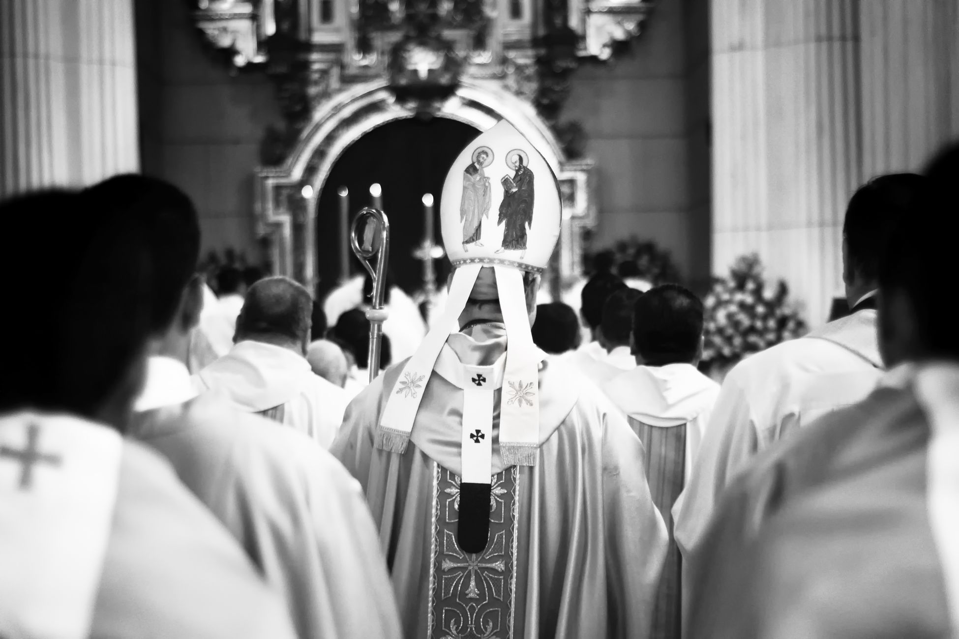 Man probeert bisschop te benaderen tijdens kerkdienst