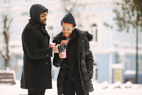 Безкоштовне стокове фото на тему «афро-американських пара, зима, зимова куртка»