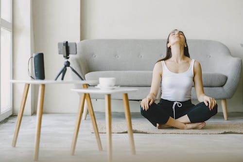 Foto stok gratis bermeditasi, duduk, gaya hidup sehat