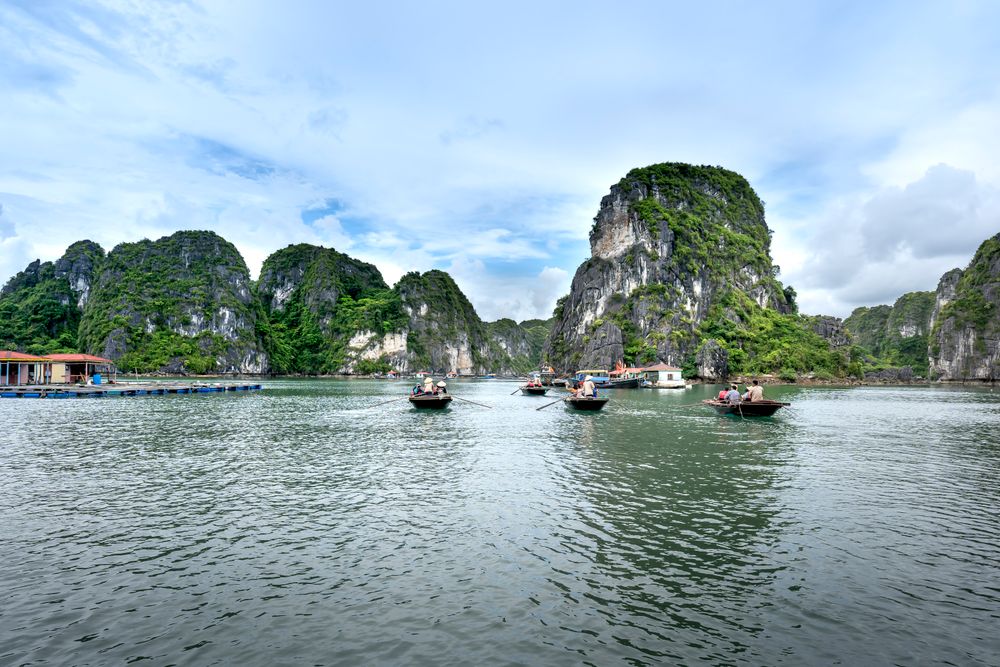 Barcas tradicionales y poblado flotante entre los karsts de Halong Bay