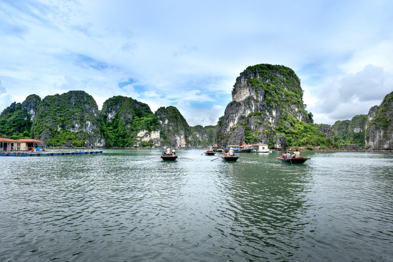 Tàu du lịch trên vịnh Hạ Long giữa các đảo đá