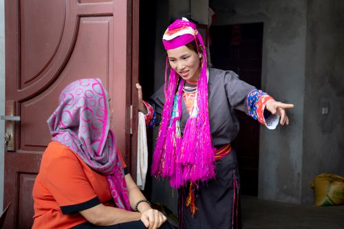 Free Two women engaging in conversation, showcasing vibrant traditional clothing and cultural diversity. Stock Photo