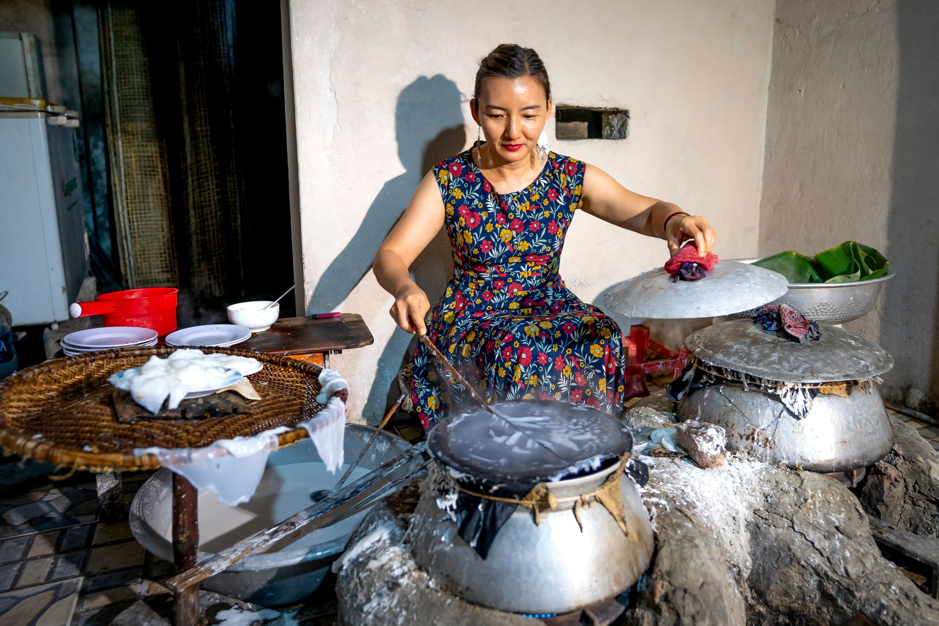 Errores comunes al cocinar arroz Persona cocinando arroz en una olla