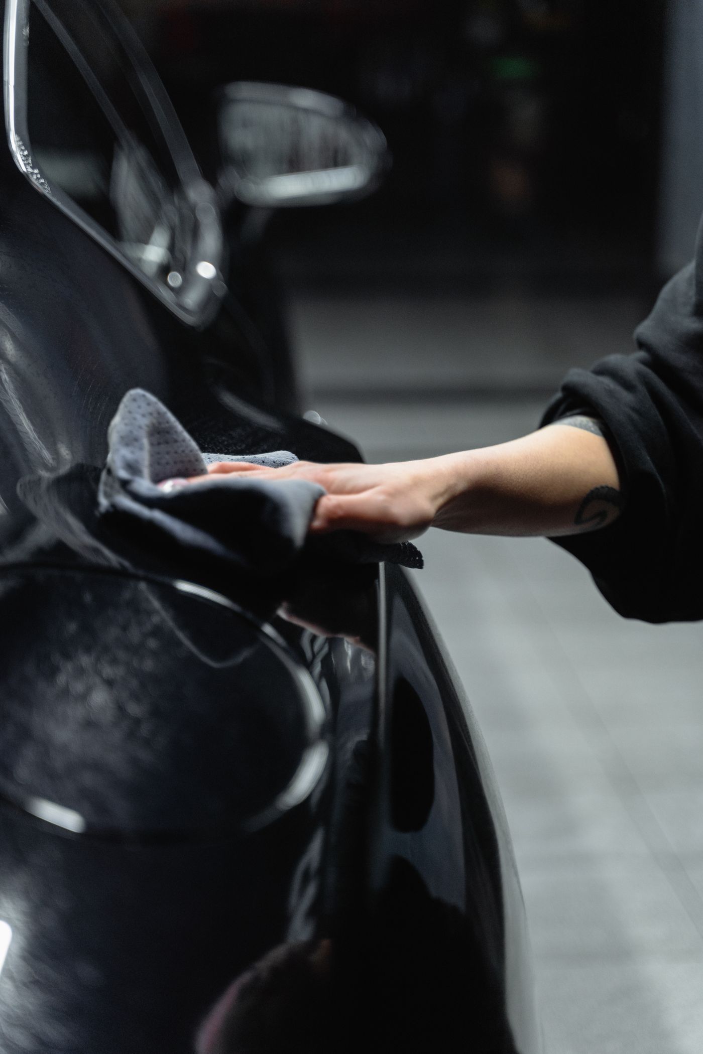 Nettoyage précis d'une carrosserie automobile