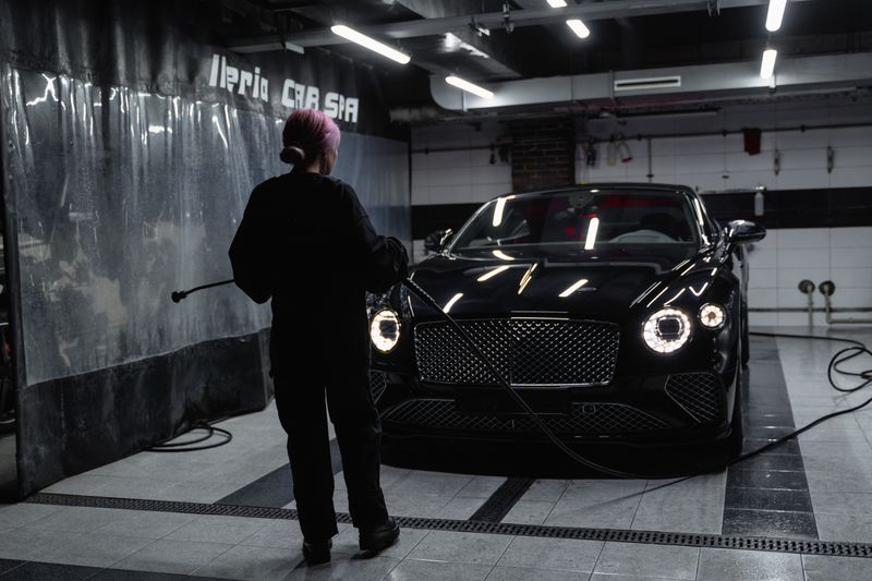 Coche brillante terminado bajo luces de neón