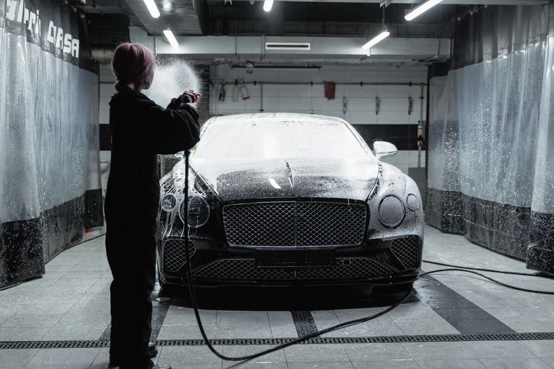 Musta Bentley vaahdotettuna ammattimaisessa autopesussa