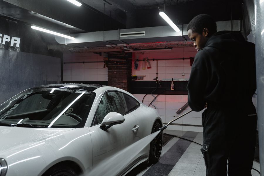 Lavage d'une voiture au jet haute pression dans une station de lavage